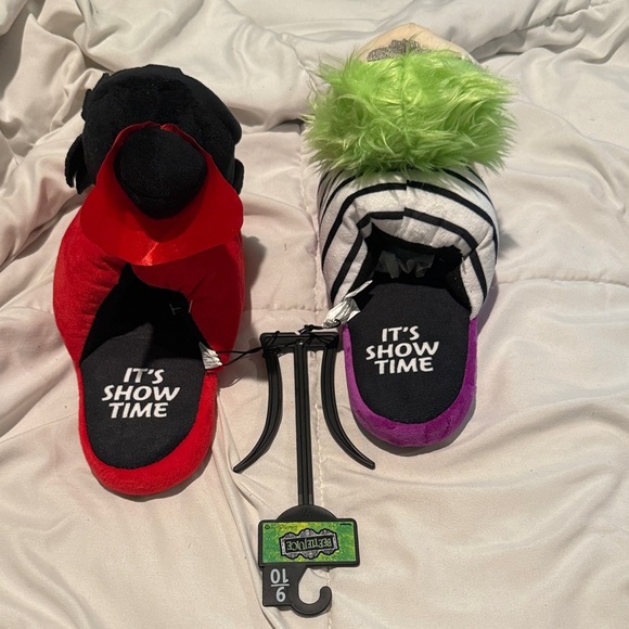 Womens Plush Beetlejuice & Lydia Slippers iykyk big kids Sz.9/10 - Picture 8 of 8